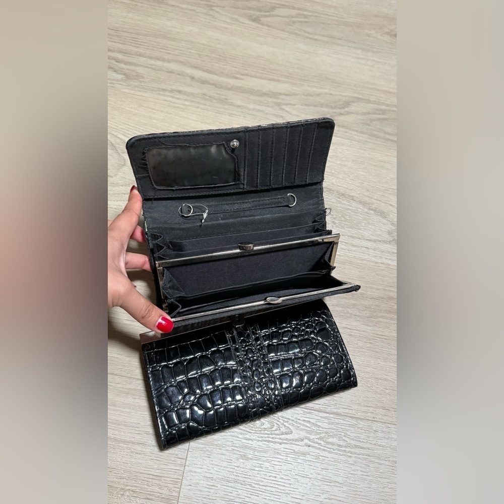 Classic Croc-Embossed Leather Wallet - Black - Picture 2 of 3
